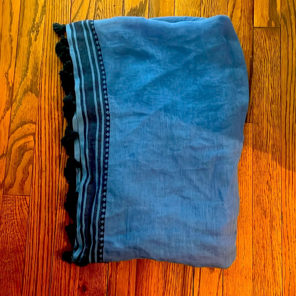 Jcrew Blue Tassel Linen Scarf
Great for multiple seasons
81 inch X 23 inch